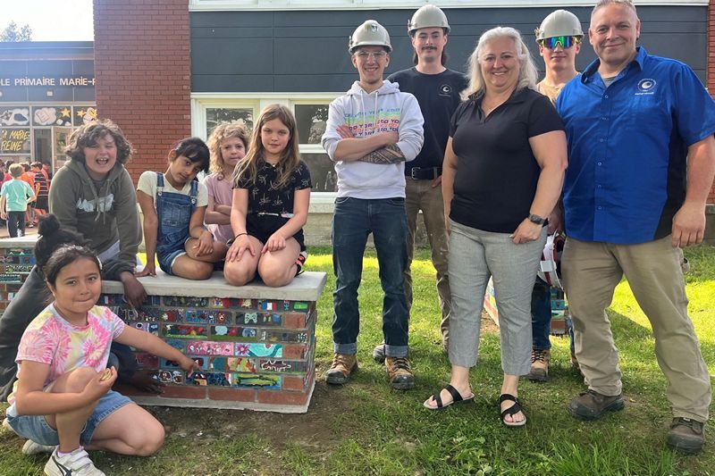 Sherbrooke : des étudiants en briquetage-maçonnerie enjolivent l'école Marie-Reine